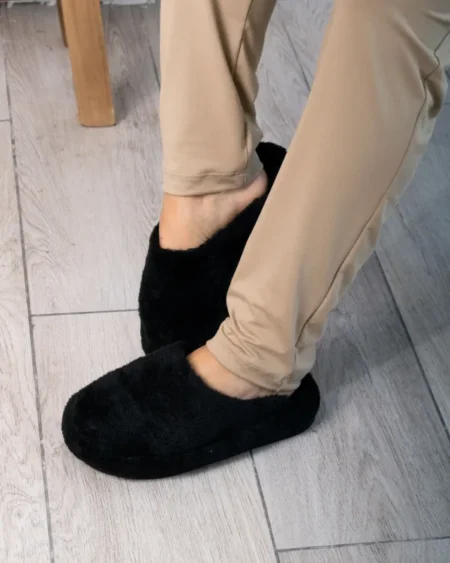 Pantufla Negra Peluche Cerrada